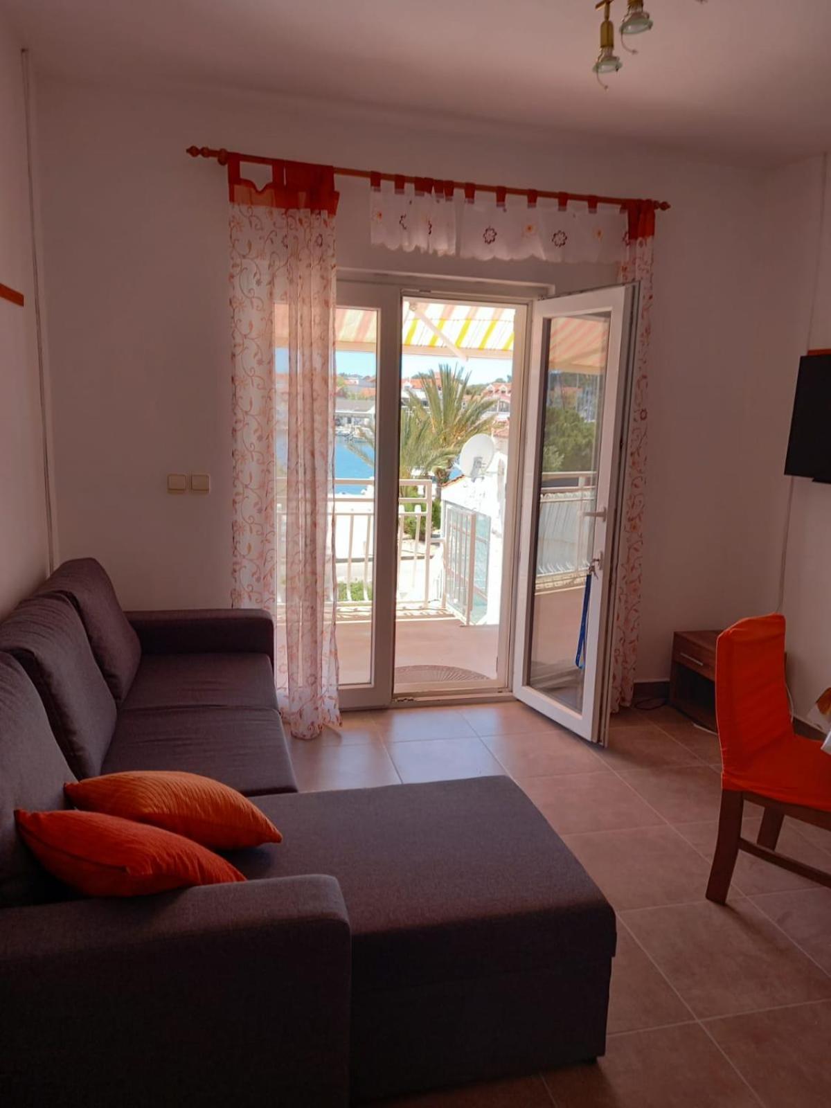Apartman Rebeka Jezera Exterior photo